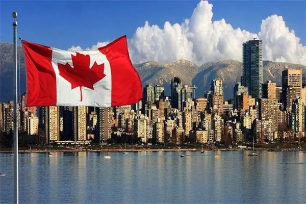 移民加拿大后继续在中国生活可以吗？